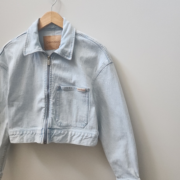 Calvin Klein Cropped Denim Jacket Size Small Light Wash - Picture 3 of 8